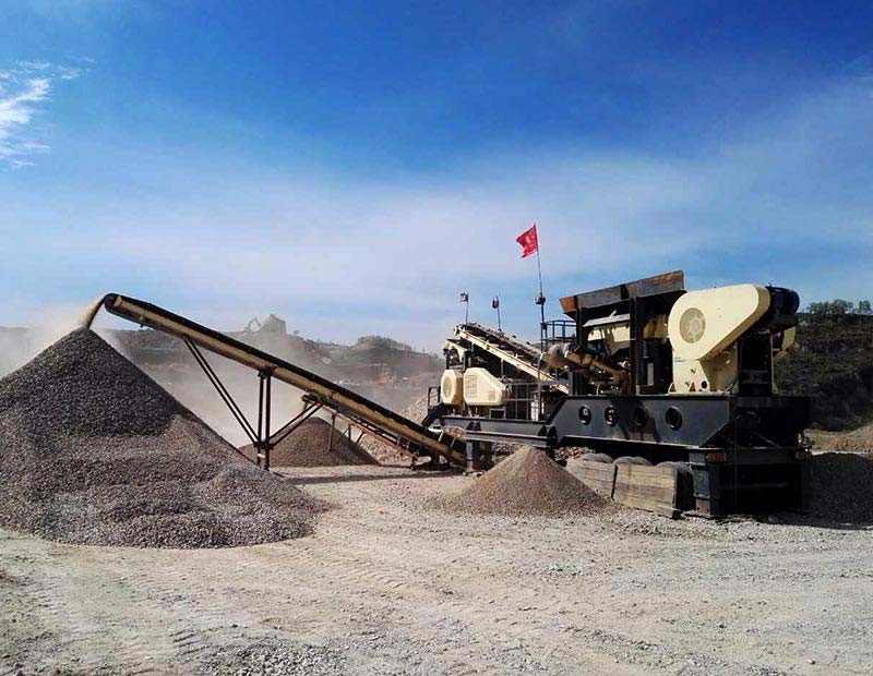 河南信陽履帶式篩分移動破碎站用戶案例